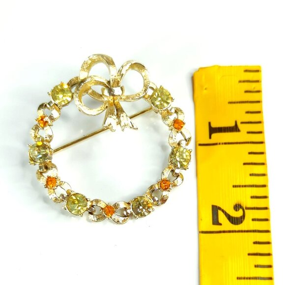 Vintage Coro Gold Tone Wreath Brooch & Clip-On Earrings Set With Rhinestones - Picture 6 of 7